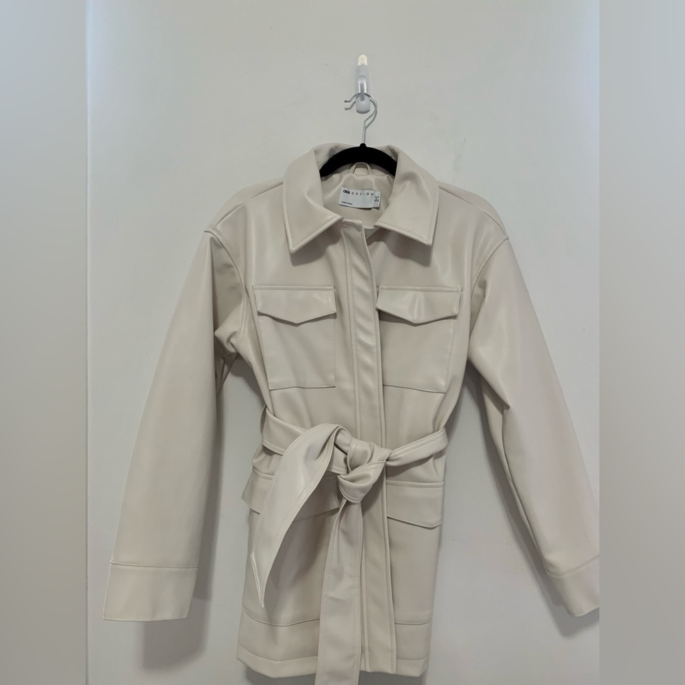 Oversized jacket very cute just too big. Never worn brand new.